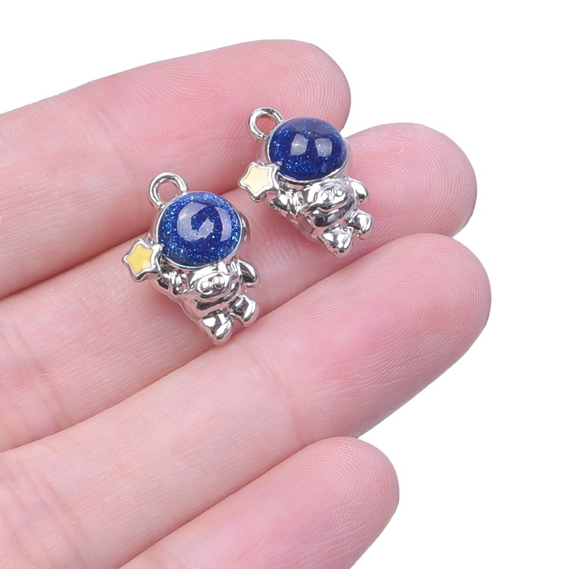 1 Piece 1.1*1.5CM Alloy Astronaut Star Pendant display picture 3