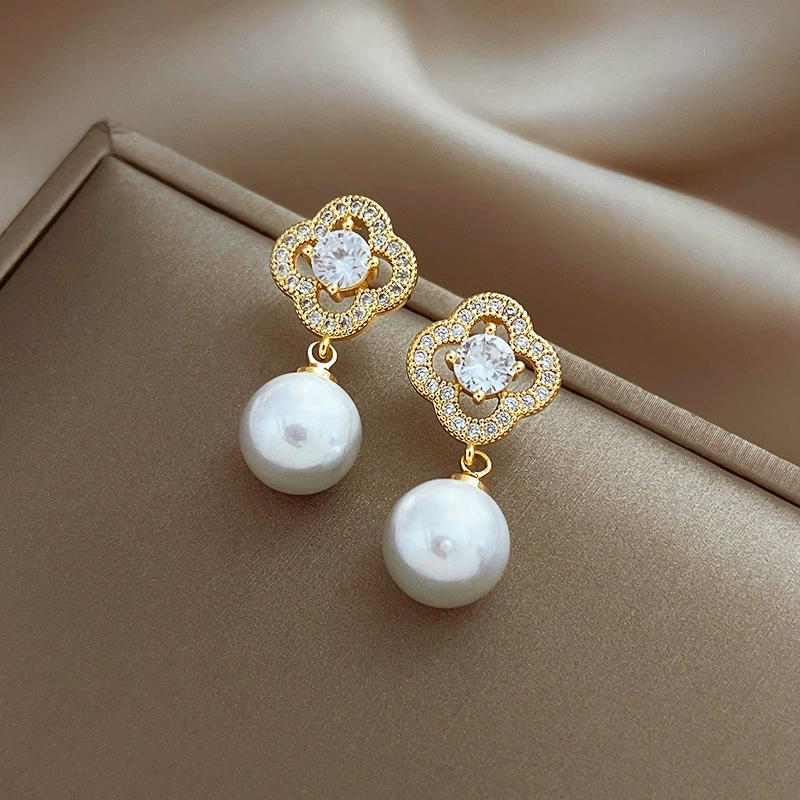 Серебряная игла, маленькие дизайнерские серьги из жемчуга, образец серебро 925, стиль лёгкой роскоши, украшение драгоценными камнями, коллекция 2022, тренд сезона