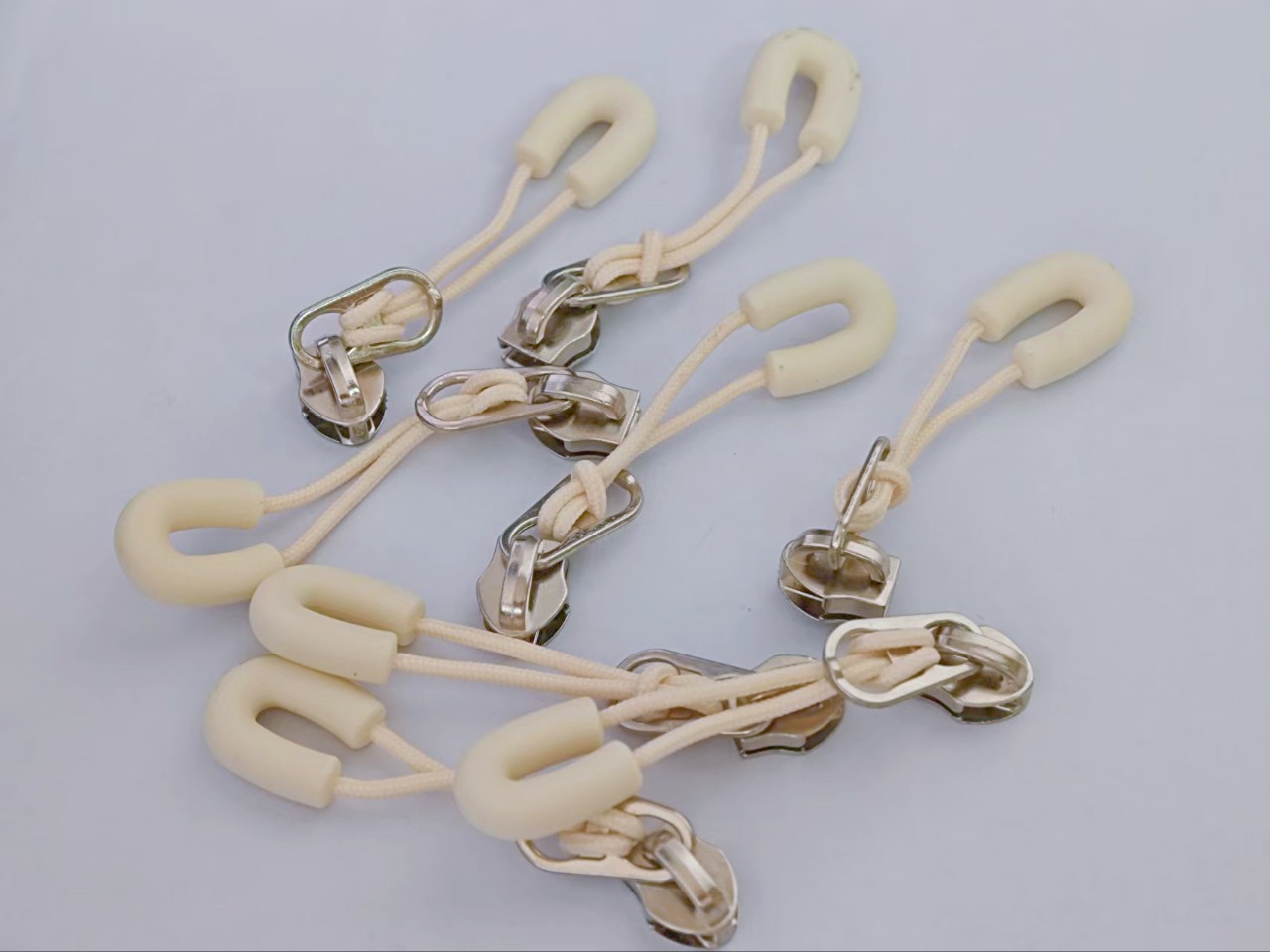 【厂家直销】5#拉头+米白U型绳子。