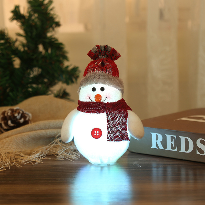 国境を越えたスポットのサンタクロース雪だるま人形人形がクリスマスツリーを飾ってクリスマス装飾品を飾っている|undefined