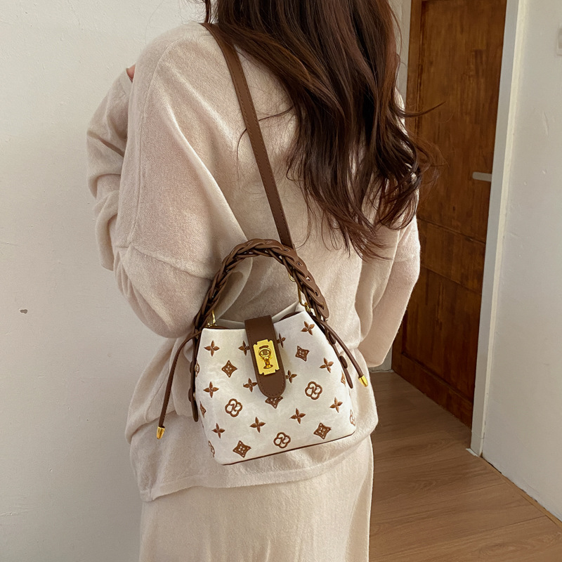 2026 New Luxury Monogram Shoulder Bag For Women Retro Versatile Crossbody Bag Niche Fashion Chain Woven Handbag - Thumbnail 3