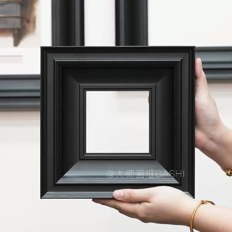 Мастерская рамка для картин Черная рамка из массива дерева висит на стене