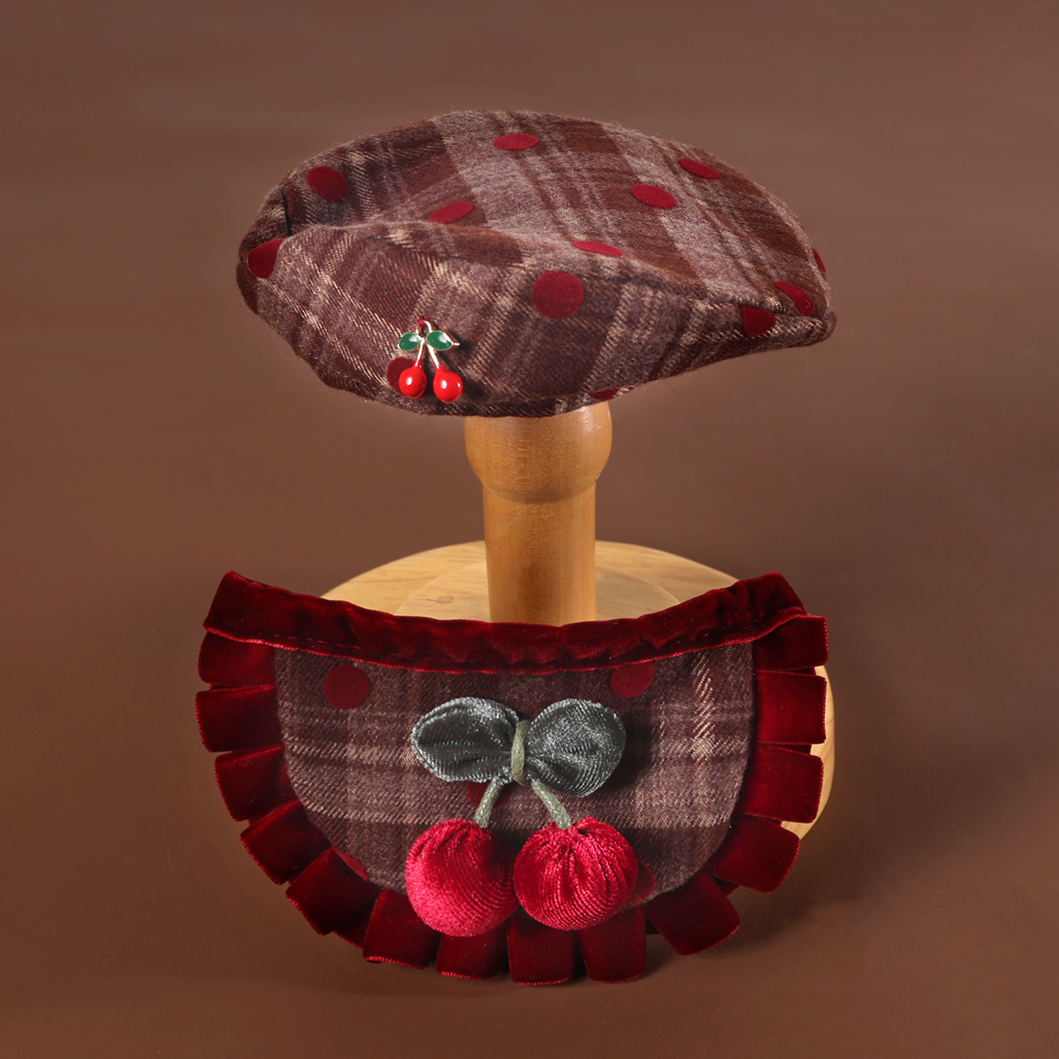 Mascotas de Año Nuevo de terciopelo de encaje bib gatos cachorros plaid flotilla flor arco cereza set sombrero boina