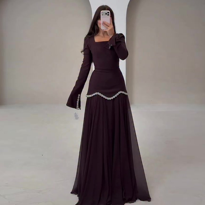 Qadın üçün zərli uzun qəhvəyi paltar dəsti, slim model