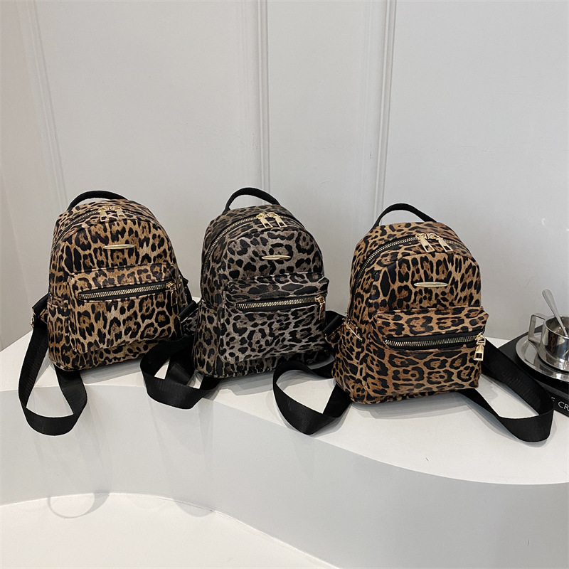 Mochila de mujer con estampado de leopardo de nicho popular de este año 2025 nueva mochila de moda de otoño e invierno mini mochila escolar pequeña