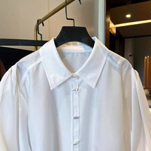 24春夏自带珍珠的低调光泽和精致感白衬衫女