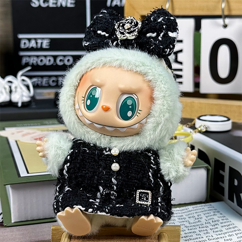Labubu se sienta en la fiesta, ropa de bebé, caja ciega de primera generación, ropa de bebé Labubu, ropa de tela rabble, cara de vinilo de felpa