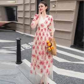 欧洲站2024春夏季新款女装V领灯笼中袖网纱手摇花收腰气质连衣裙