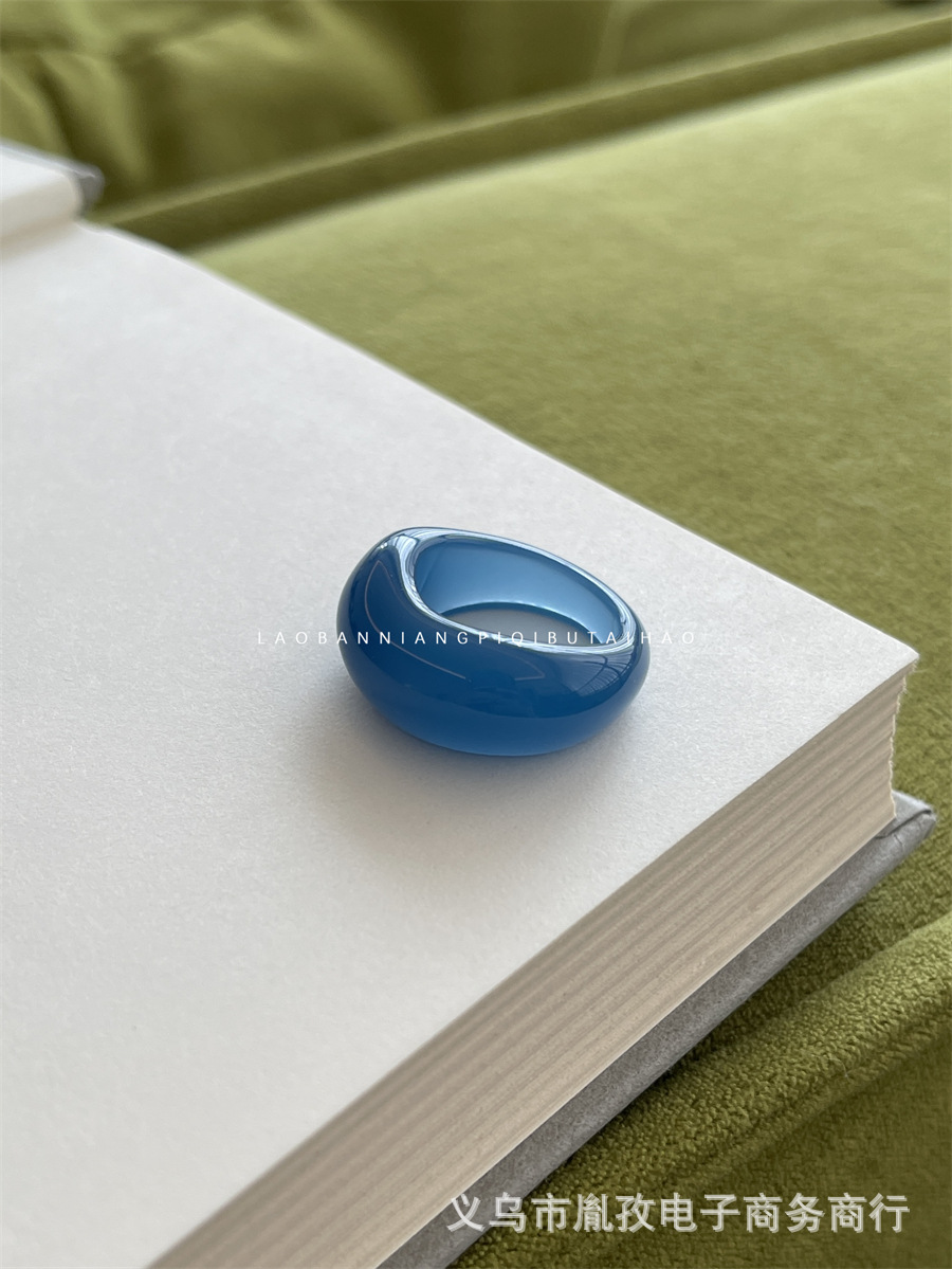 El pequeño blogero del libro rojo con el mismo anillo de resina en forma de tesoro único de nicho, anillo de viento frío para atraer riqueza