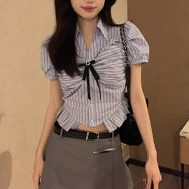 蓝色条纹韩系学院风衬衫女设计感小众夏季短款小个子收腰短袖上衣