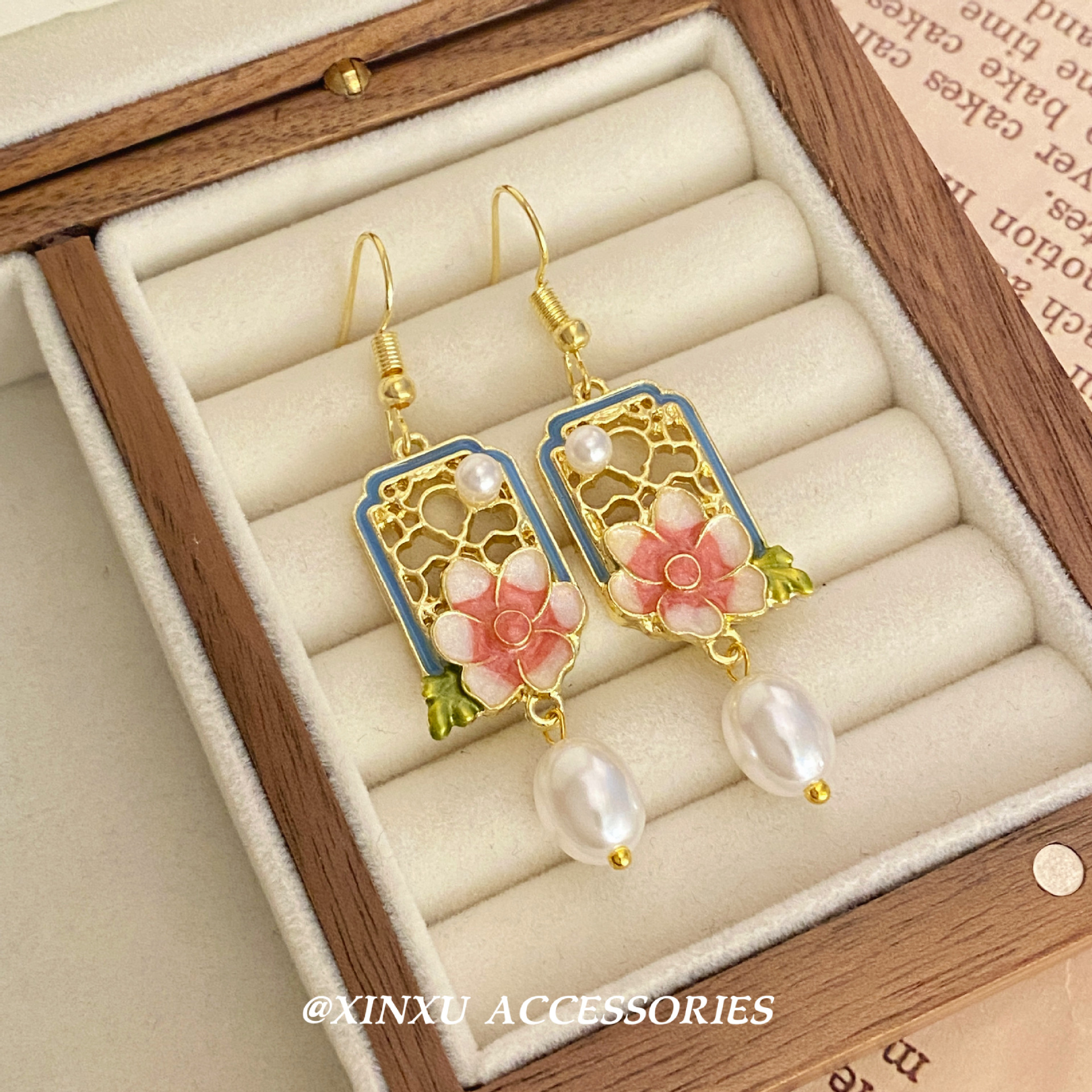Brincos estilo chinês com flores pérolas e borlas rosa azul_voghion.com