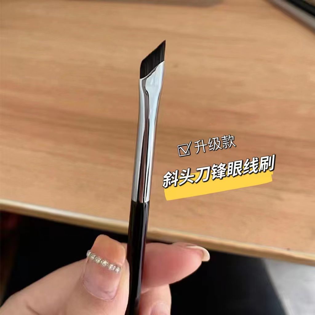 Upgrade Eyeliner brush Bevel edge Edge Eyeliner brush Flat sickle under eyelid to eye lying silkworm detail makeup brush