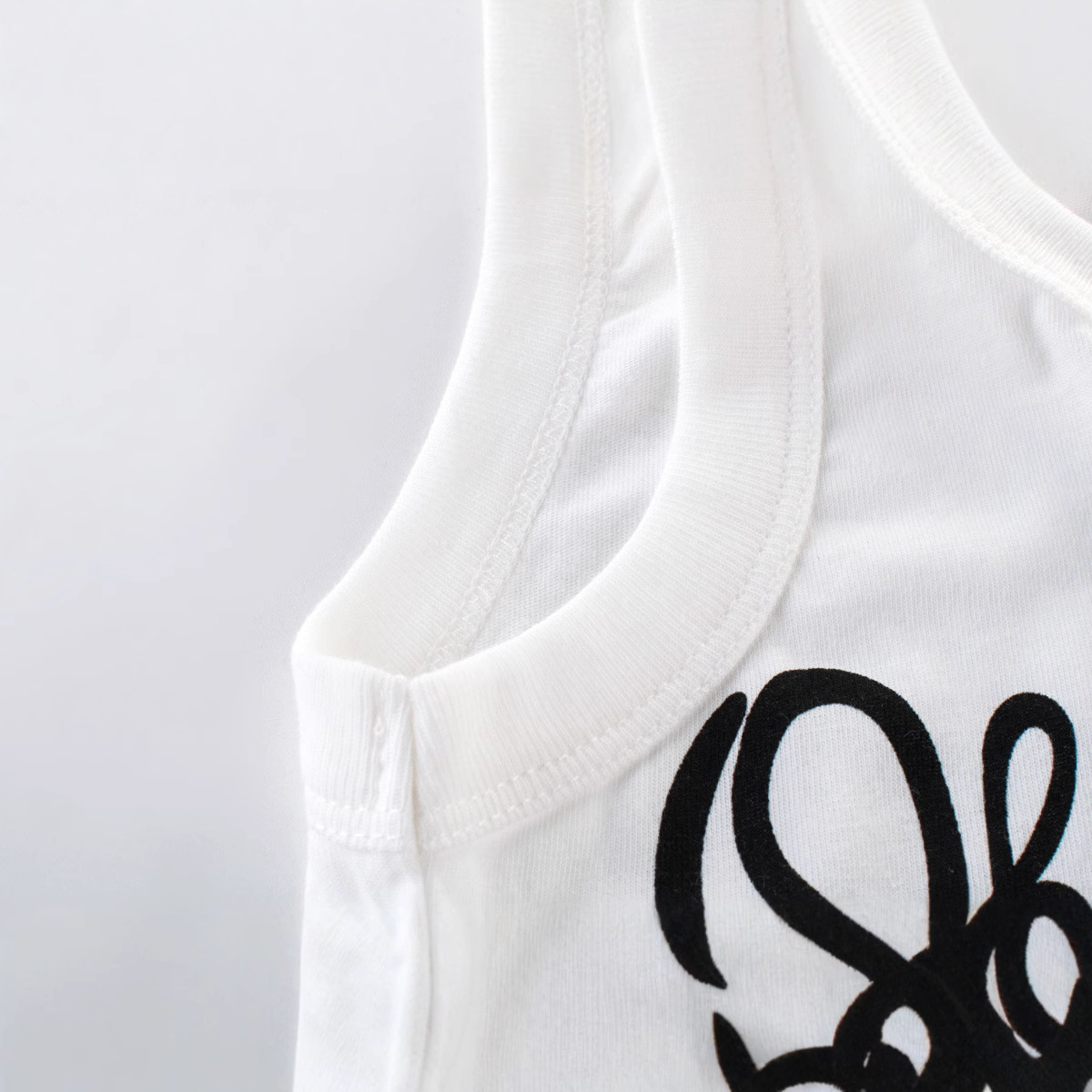 2025 verano nuevo estilo ropa para niños chaleco para niños verano versión coreana niño sin mangas en forma de carrera dibujos animados lindo niño pequeño y mediano