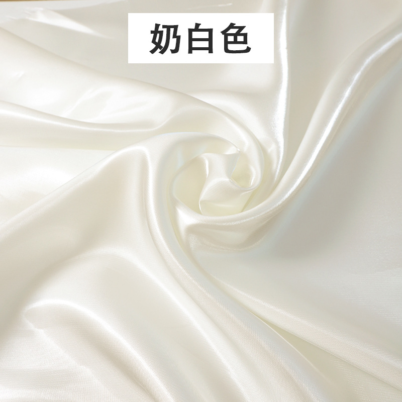 奶白色