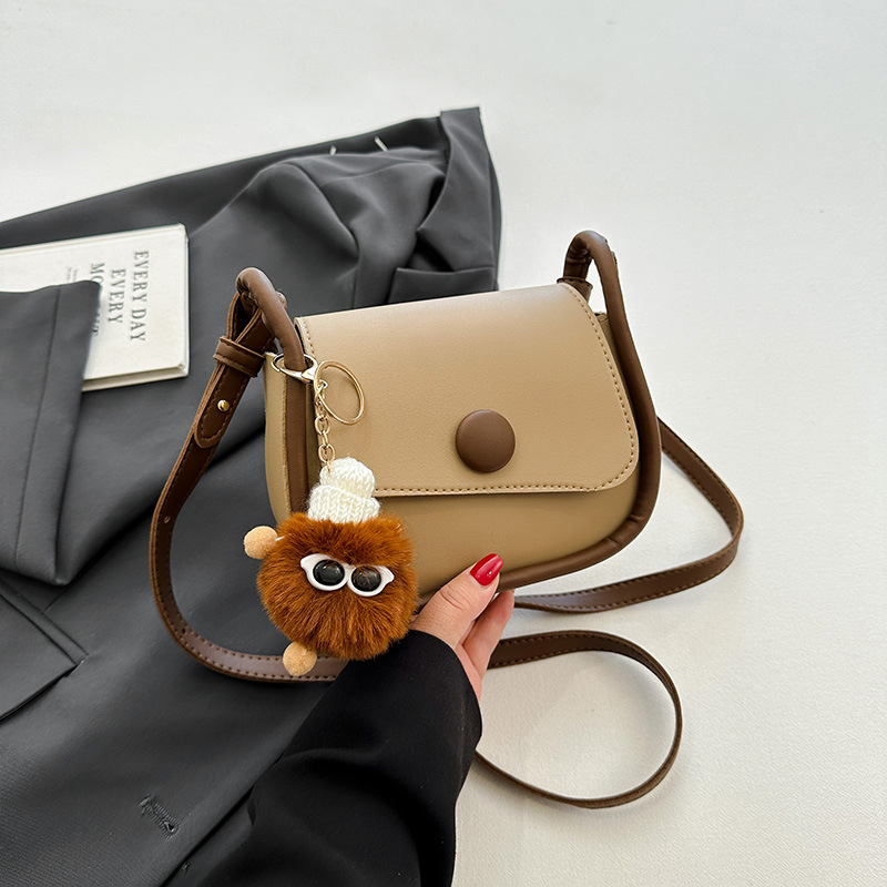 액세서리가 없는 카키색