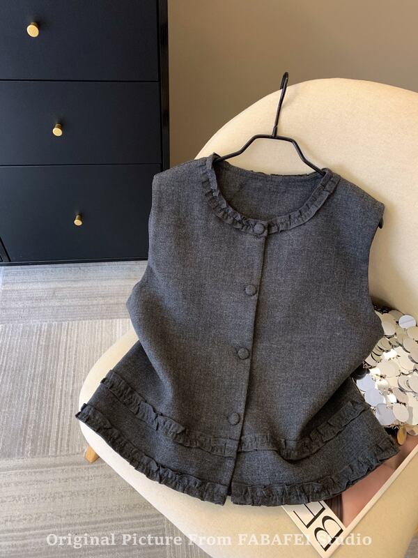 Áo gile nữ không tay cổ tròn viền bèo nhún phối cúc, dáng cardigan dài 50–65 cm — màu xám