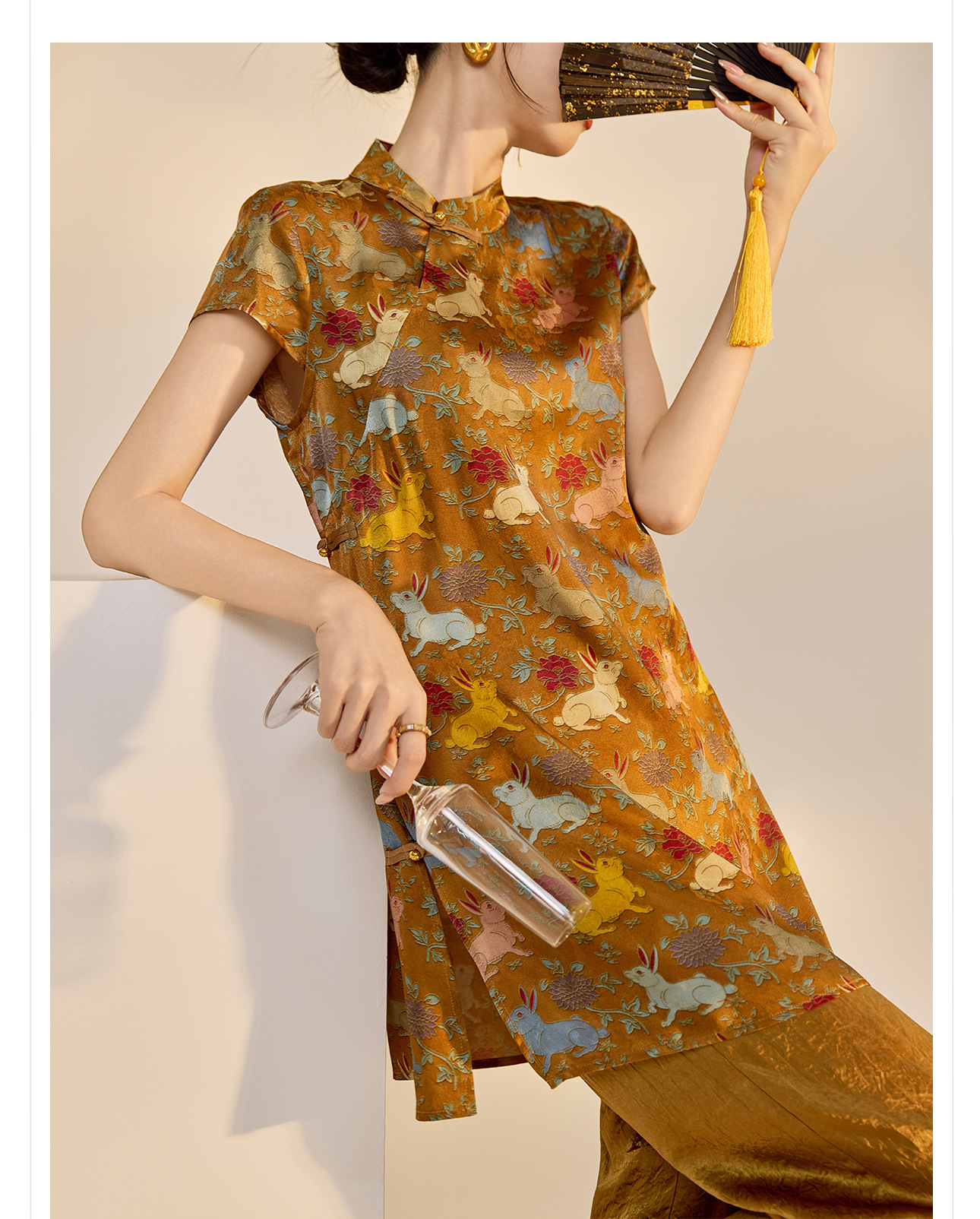 Đầm suông midi chữ A vải rayon thêu hoa cách tân cổ điển Trung Quốc — Màu đỏ san hô, Màu caramel chi tiết 23