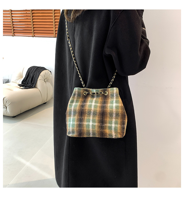 Retro and fashionable woolen texture bucket bag, large capacity commuting bag, chain check pattern casual single-shoulder crossbody women's bag undefined