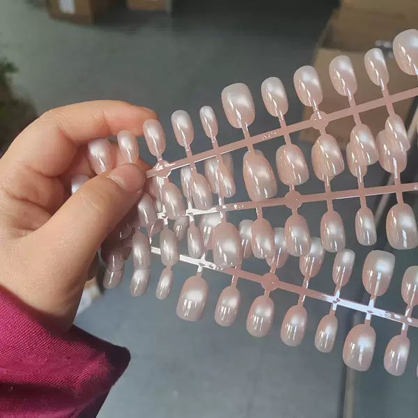 Nude Glass Bead Cat Eye Nail Art Handmade Semi-Finished Wearable Nails That Enhance Complexion, Pure and Alluring, 30 Pieces Wholesale