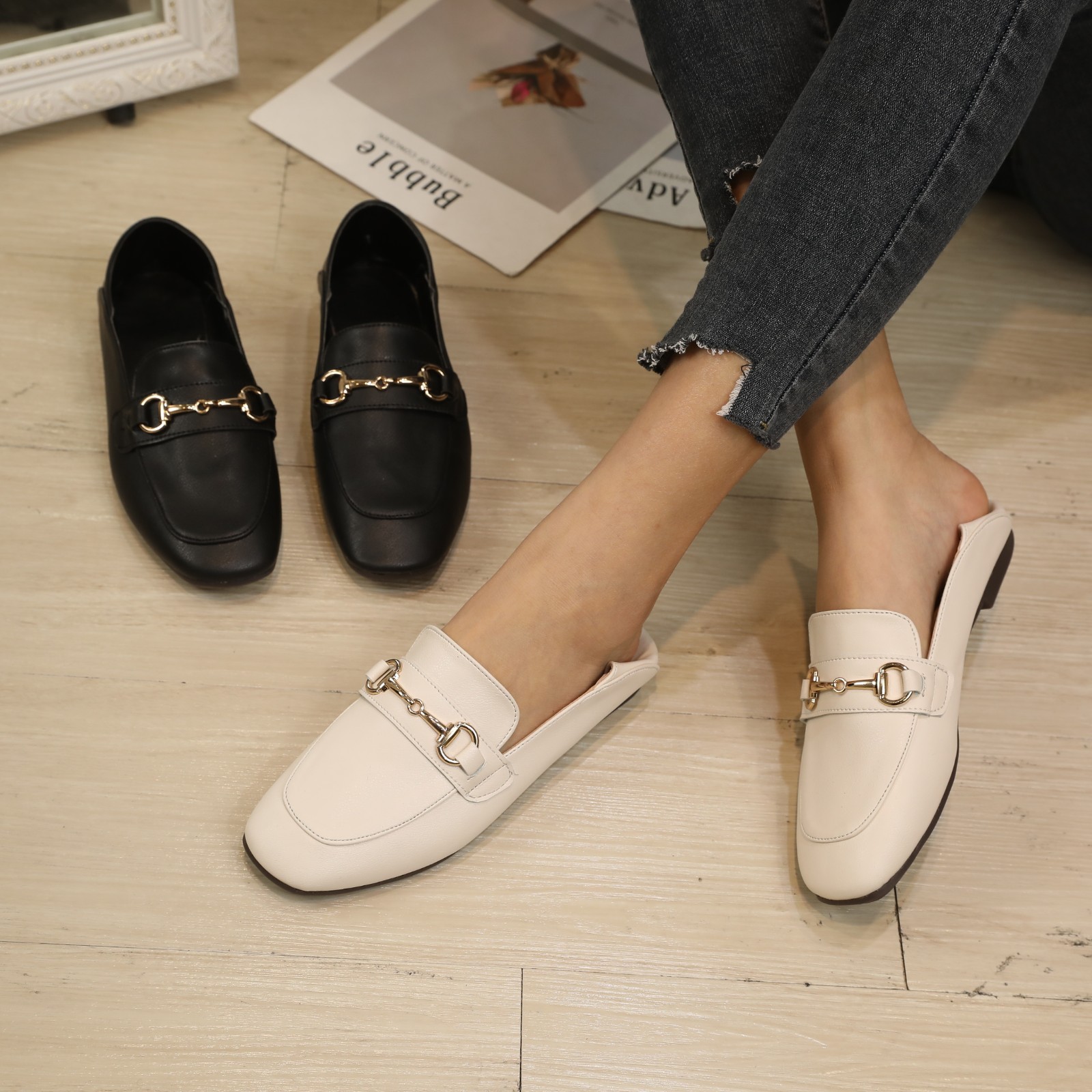 2026 primavera nueva generación de zapatos de una sola mujer nuevo pedaleo dos zapatos blancos cuadrados de cuero suave zapatos de cuero inglés