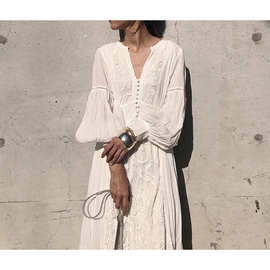 穿搭尚品2025复古连衣裙收腰显瘦蕾丝拼接V领刺绣海边长裙f818