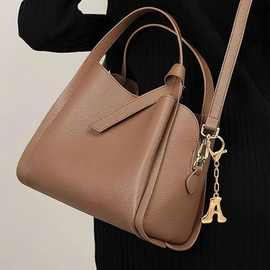 亚马逊新款字母钥匙扣高品质电镀可爱挂件高级感包包爆款饰品配饰