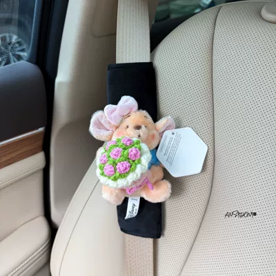 Authentic Baimei Forest Little Bean Flower Car Seatbelt Shoulder Pad Car Interior Decoration Anti-Neck Strain Car Decoration (Sürətlər qutusu və əl tormozu başlıqları) - black-velvet-shoulder-pads-pink-flower-with-pink-flowers-authentic-authentic-mung-bean-flower-single