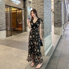 v领碎花连衣裙女2025夏季新海边度假风修身腰气质雪纺长裙子
