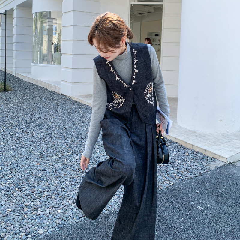 实拍老钱风刺绣马甲套装女秋季2025新款高级感打底衫阔腿裤三件套|undefined