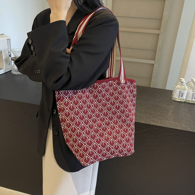 Single-shoulder bag, black and white large-capacity shopping bag, handbag, single-shoulder striped fashionable and versatile knitted color-blocking tote bag full figure