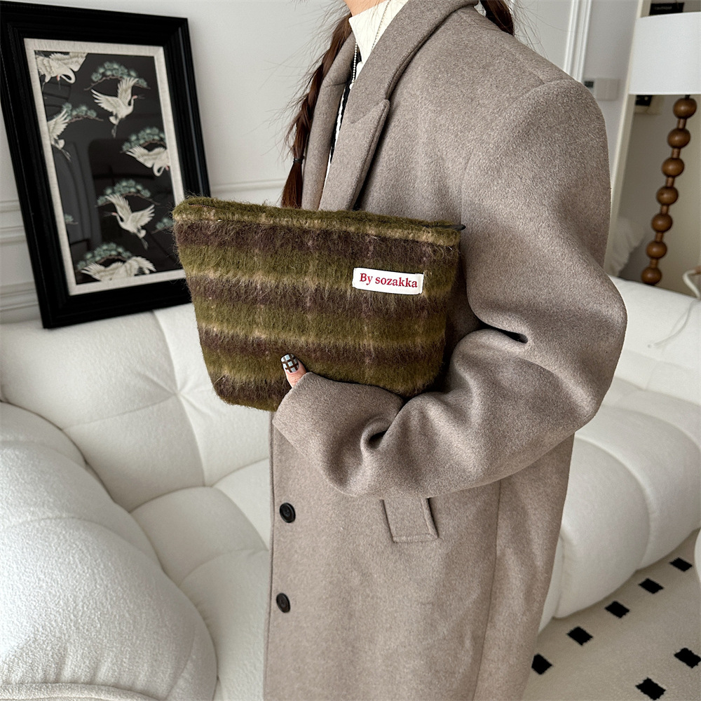 The 311023 ins Korean style checkered retro simple large-capacity woolen makeup bag is paired with a pocket purse undefined