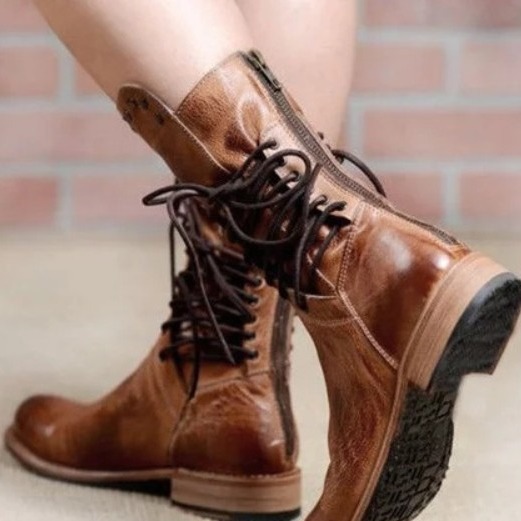 Jauni, plus izmēra retro stila sieviešu rudens/ziemas jātnieku zābaki ar siksniņu mugurpusē, ar vidēji zemām kājām_voghion.com
