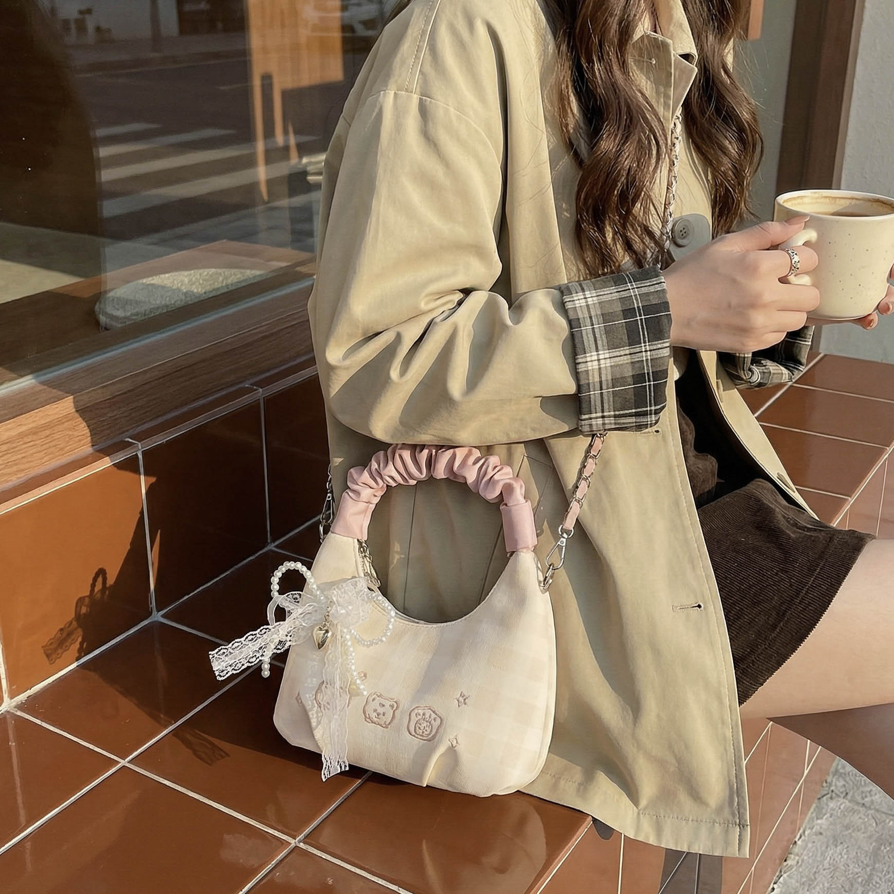 Bolso coreano nicho pliegueado, moda femenina, bolso de hombro, sensación cotidiana, bolso de media luna de nubes de viaje