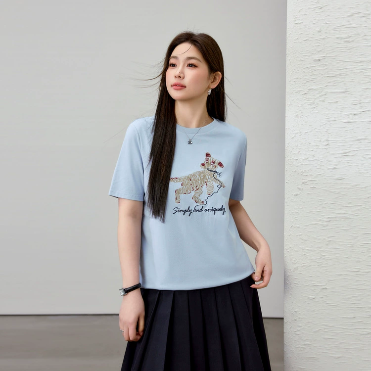 [Удобная универсальная футболка с узором щенка, уменьшающая возраст] Тонкая и красивая женская одежда больших размеров, толстая мм2025, новый летний стиль