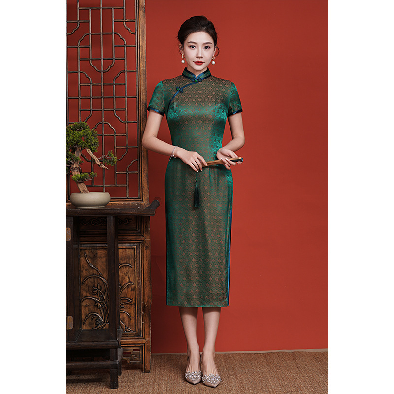 Fashionable elegant silk cheongsam