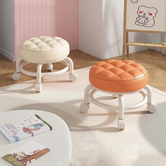 家庭用万能車の低い腰掛けの子供達は移動して靴を換えて足の腰掛けを修理します。