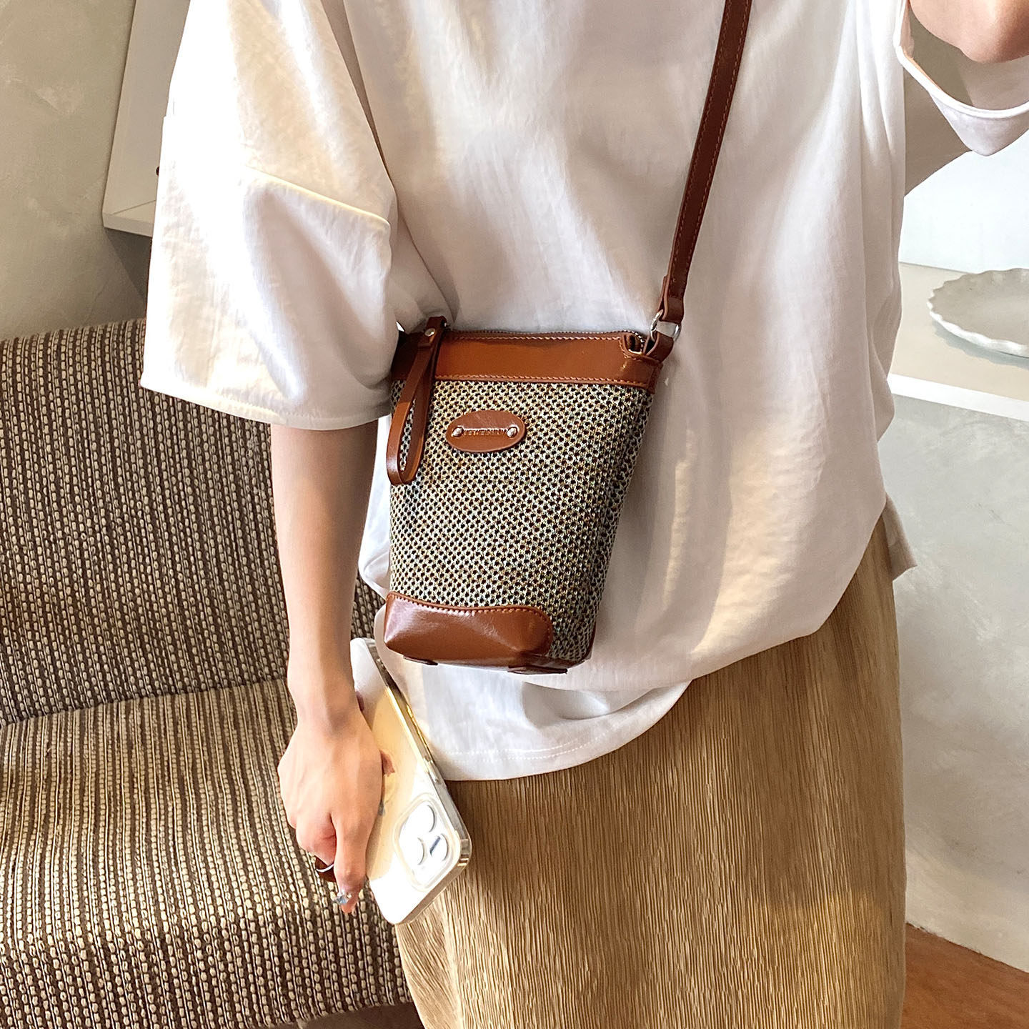 2026 bolsos casuales inclinados bolsos de moda para mujeres móviles de un solo hombro día cubos para llevar un nuevo bolso coreano tejido súper caliente