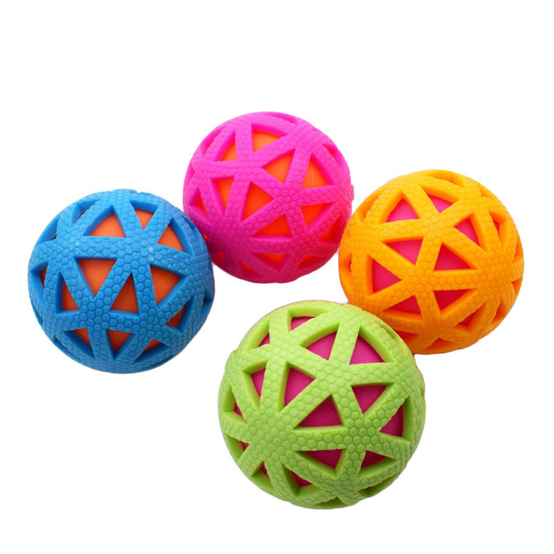 Juguete para mascotas Bola de sonido resistente a los mordiscos hueco 7,5 cm Bola de malla de goma molar juguete para perros suministro directo de fábrica