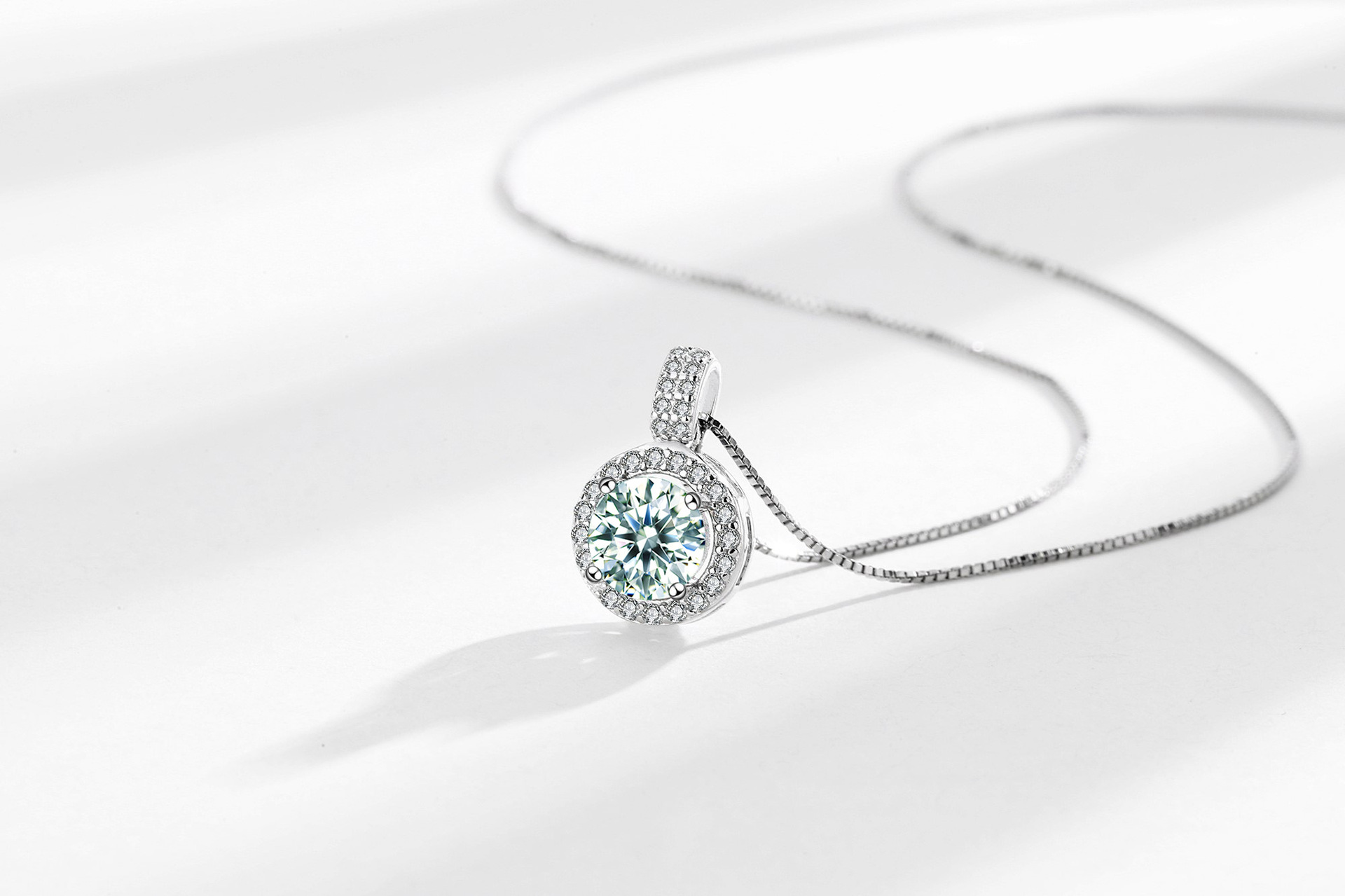 1 Piece Quantity Daily Occasion 925 Sterling Silver Moissanite Box Chain GRA Inlay Round Pendant Necklace