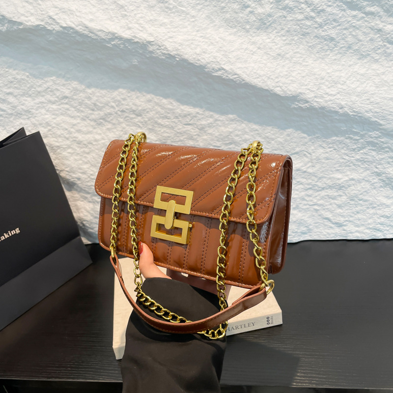 Bolso de hombro recubierto bordado retro 2025 nueva moda de color sólido popular cadena casual de moda bolso de mochila