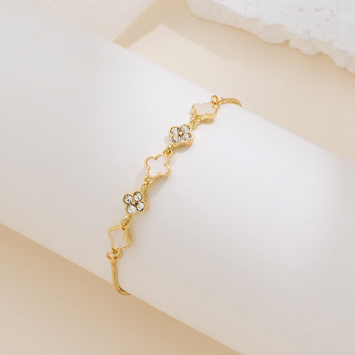 Auksinė keturlapio dobilėlio apyrankė su deimantais papuošalai_voghion.com