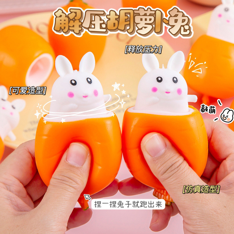 夜市の屋台、小物、義烏の赤い光る小さなおもちゃ、子供向けギフトを販売する屋台|undefined