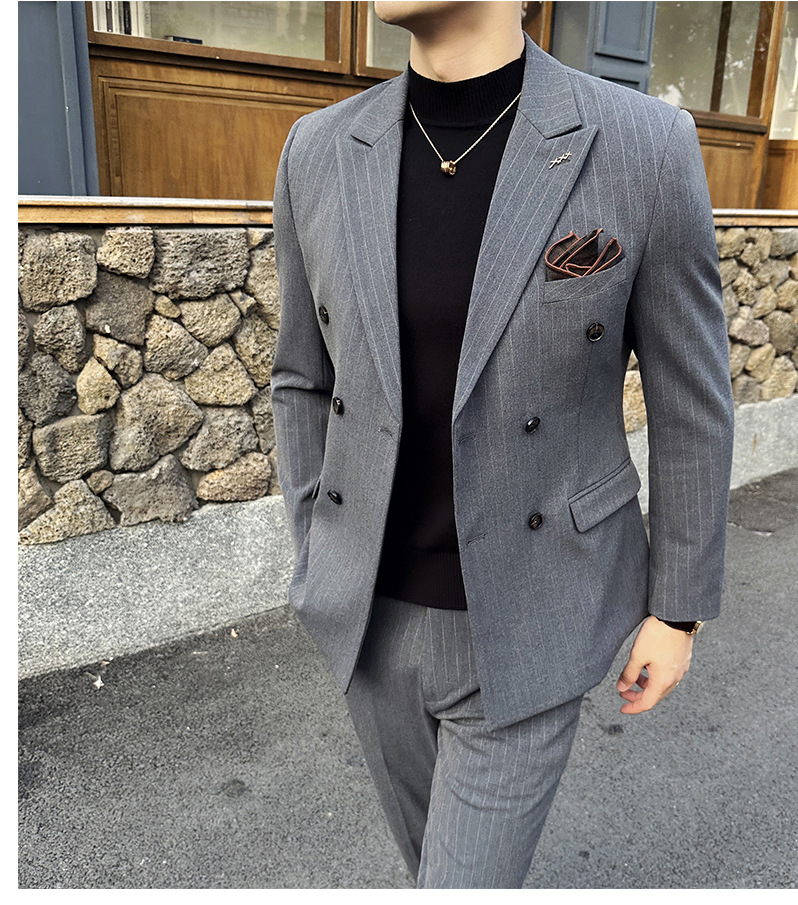 Completo uomo slim fit con blazer e pantalone a righe elegante_voghion.com