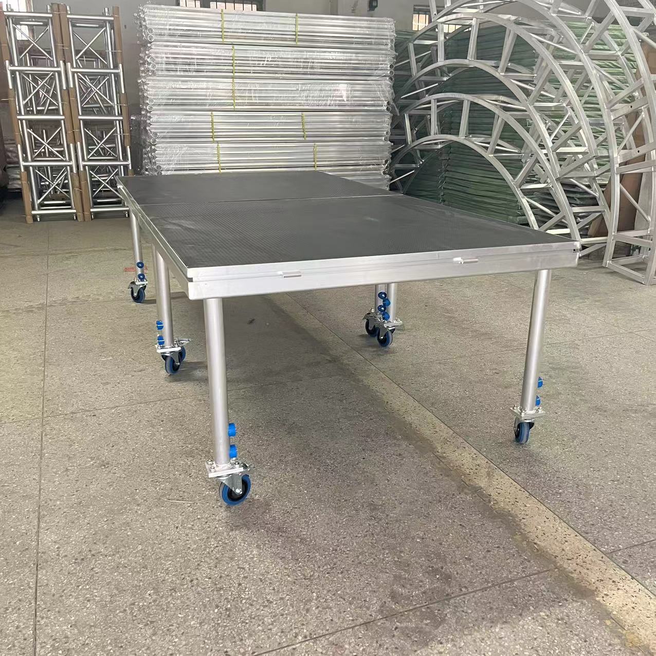 Aleación de aluminio simple montaje marco de escenario elevable móvil con marco de ruedas tablero de escenario
