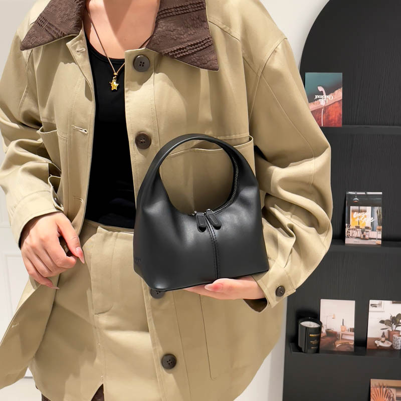 Bolsa de sensación alta 2025 nueva moda ocio versátil bolso de brazo de textura de otoño bolso de bolsillo de mano de dama