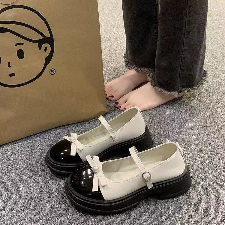 Простые дикие ретро маленькие кожаные туфли в британском стиле женские летние 2025 новые белые туфли на толстой подошве Lorita