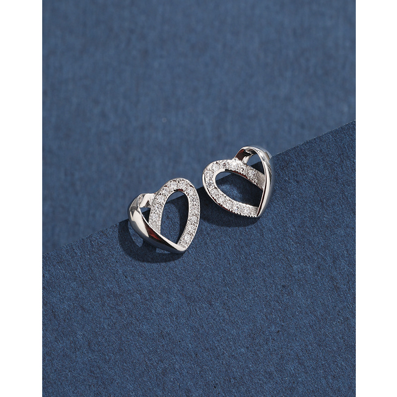 Pendientes de diamantes incrustados en forma de corazón para mujeres Pendientes de alto grado de nicho de lujo ligero de Plata de Ley 925 exquisitos pendientes de temperamento en forma de corazón simples