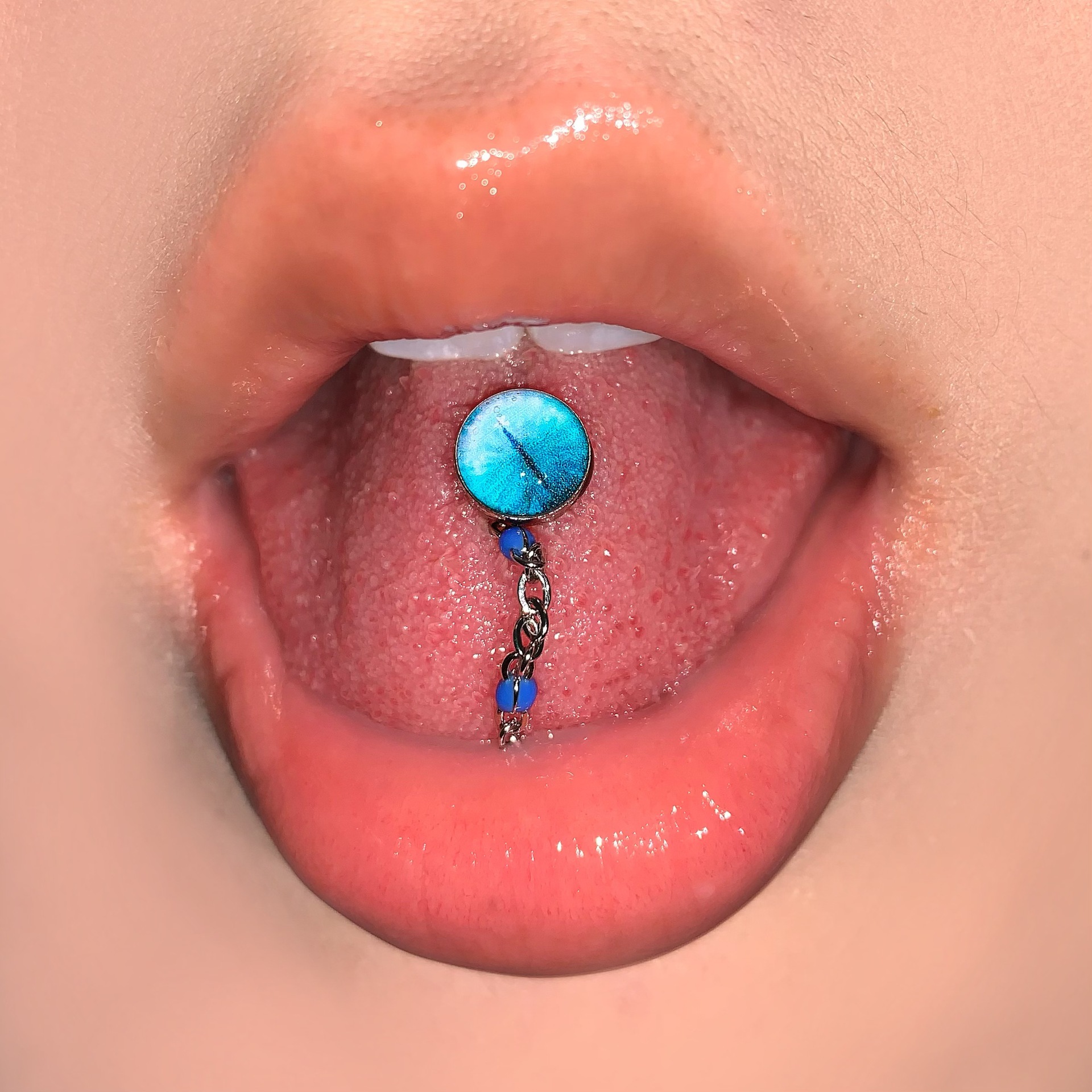16G labret stud size and finish detail