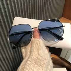 新型サングラスは男女通用で、顔を広くして痩せています。紫外線防止サングラスは金属でサングラスを運転します。