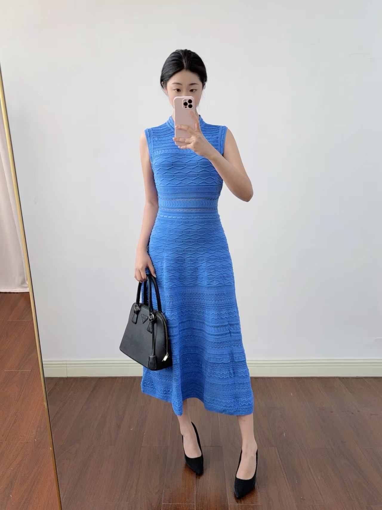 Spring solid color elegant knitted dress with sleeves with a round…